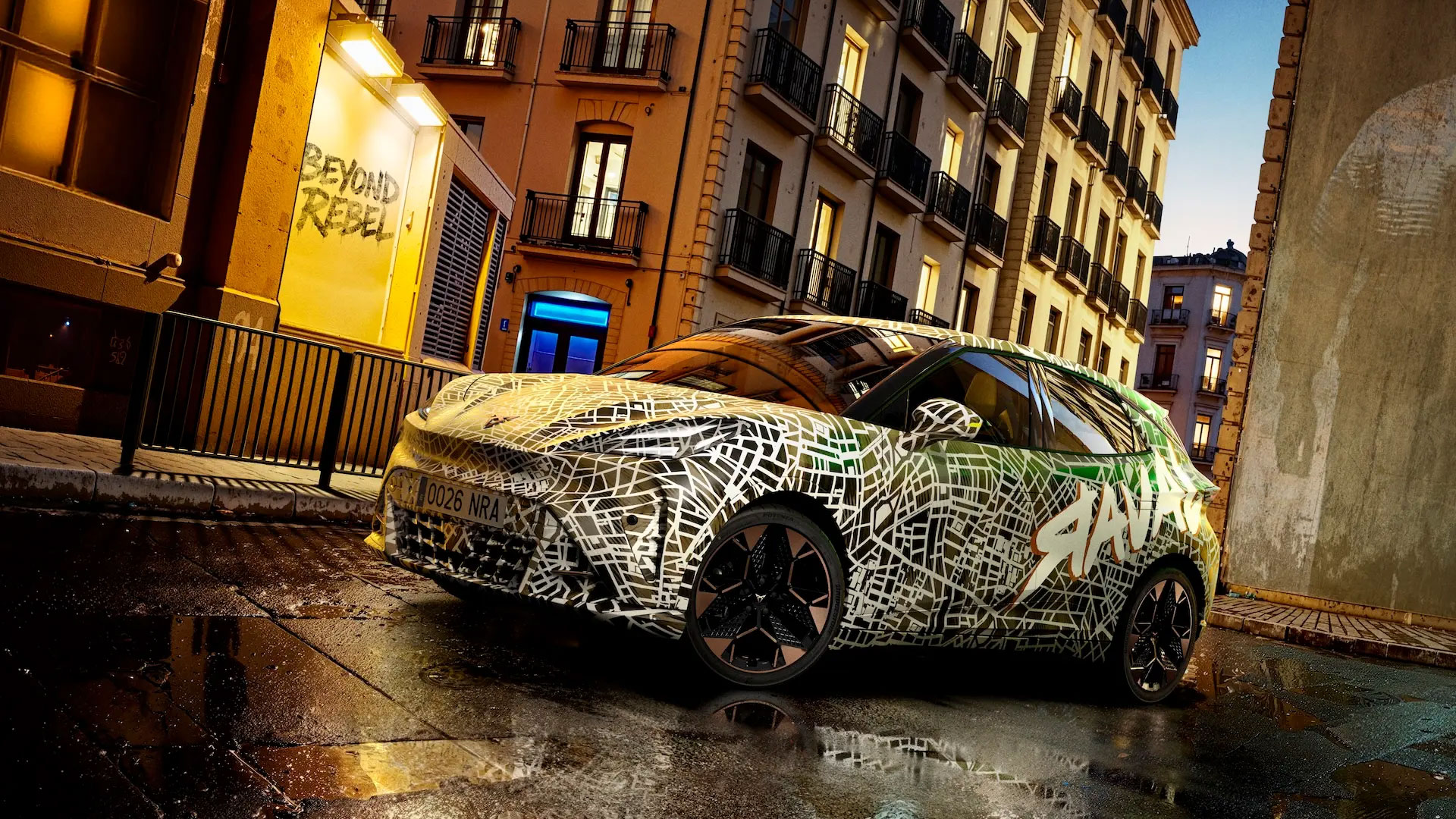 Cora Raval vor Gebäude in der Stadt