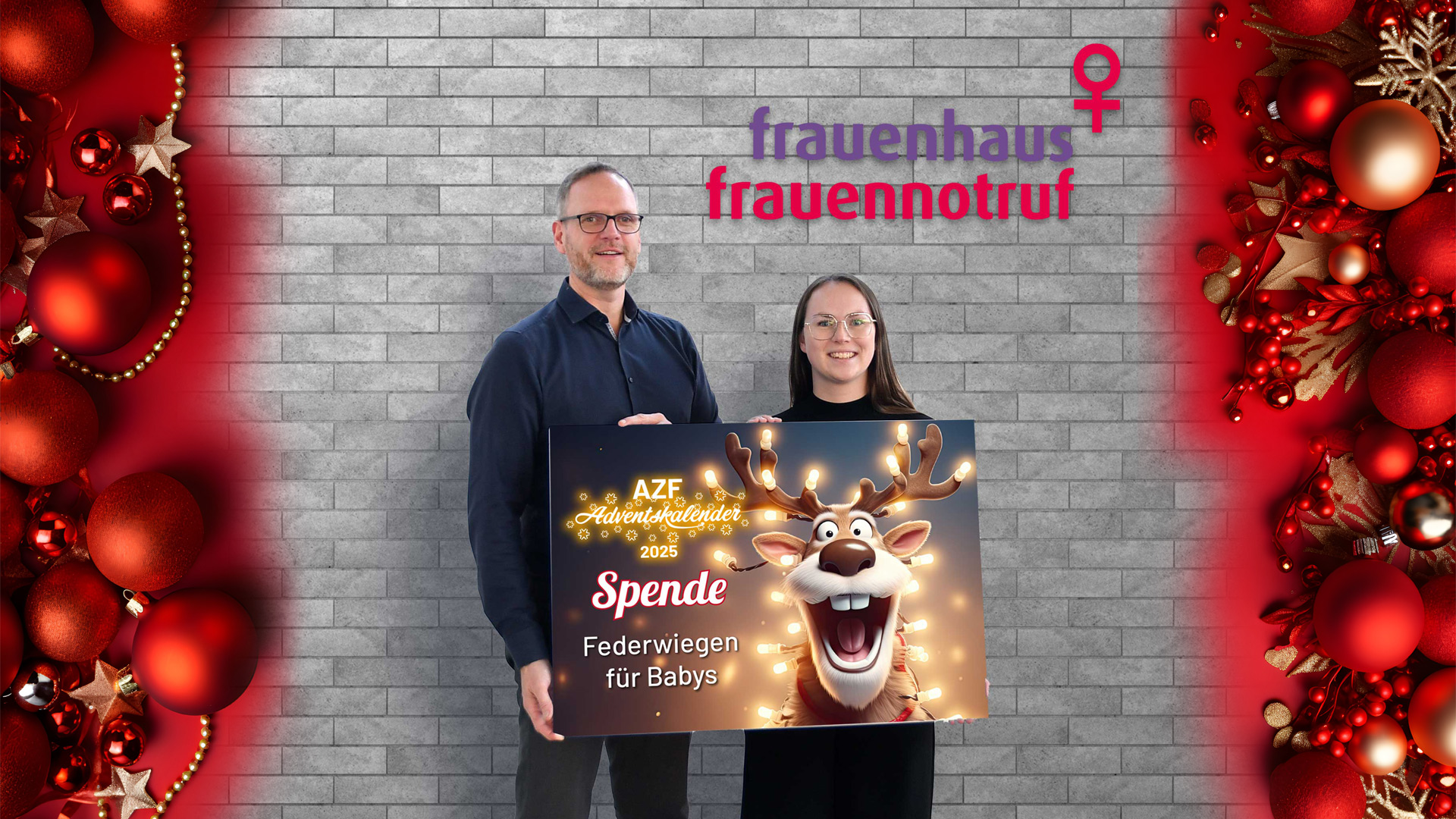 Zwei Person stehen vor einer Steinmauer und halten eine Spendentafel