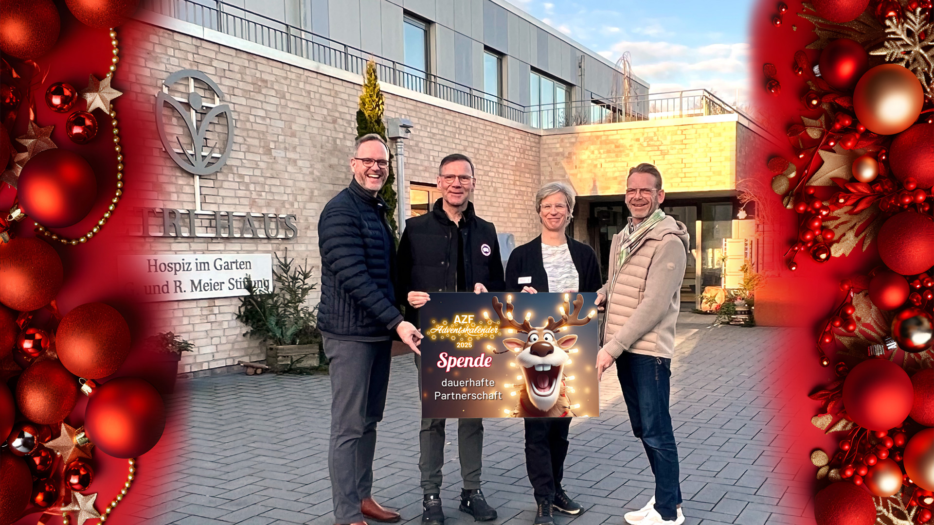 Drei Menschen stehen vor einem Hospiz und halten eine Spendentafel