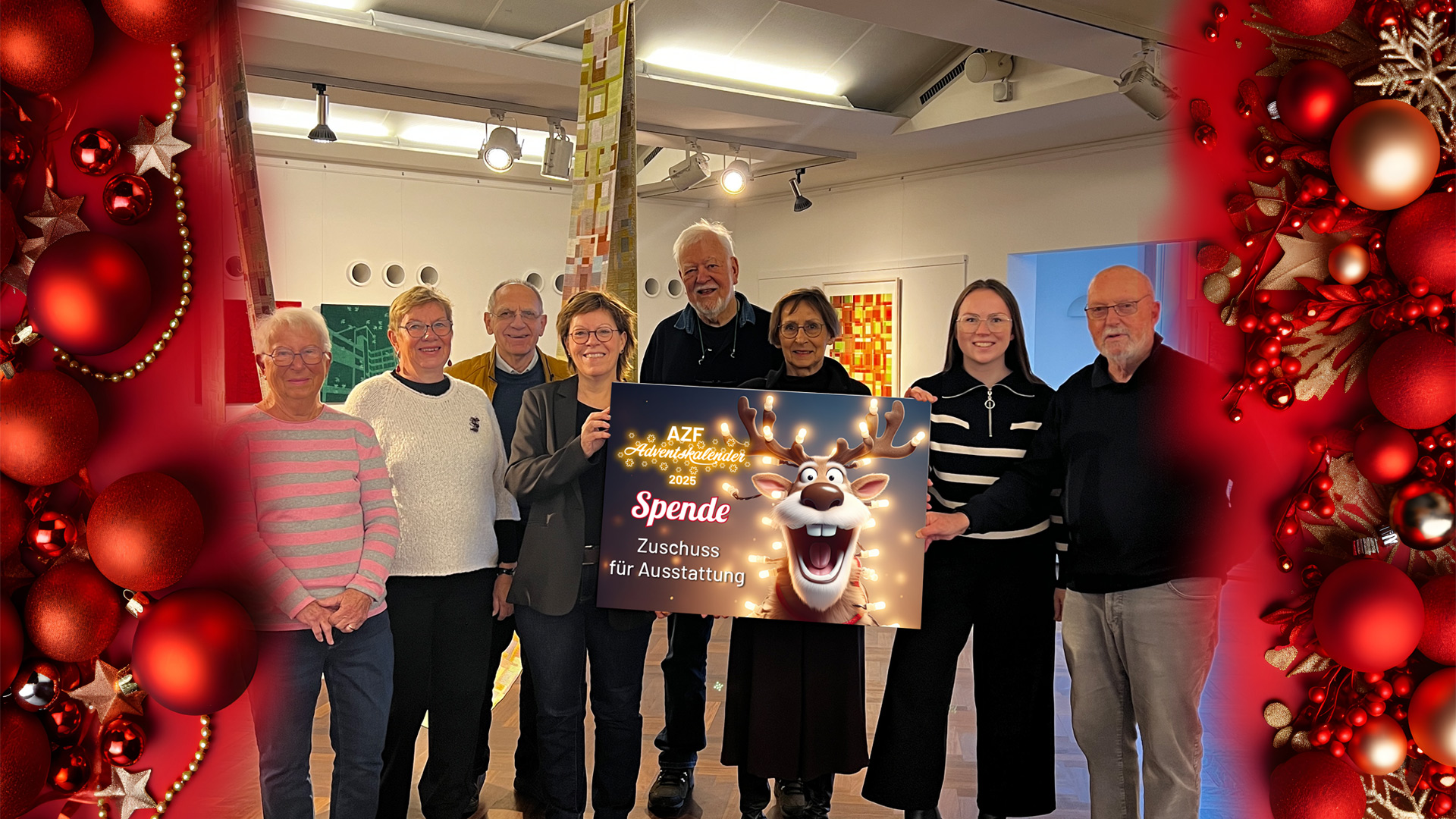 Viele Menschen stehen in einer Kunstausstellung und halten eine Spendentafel