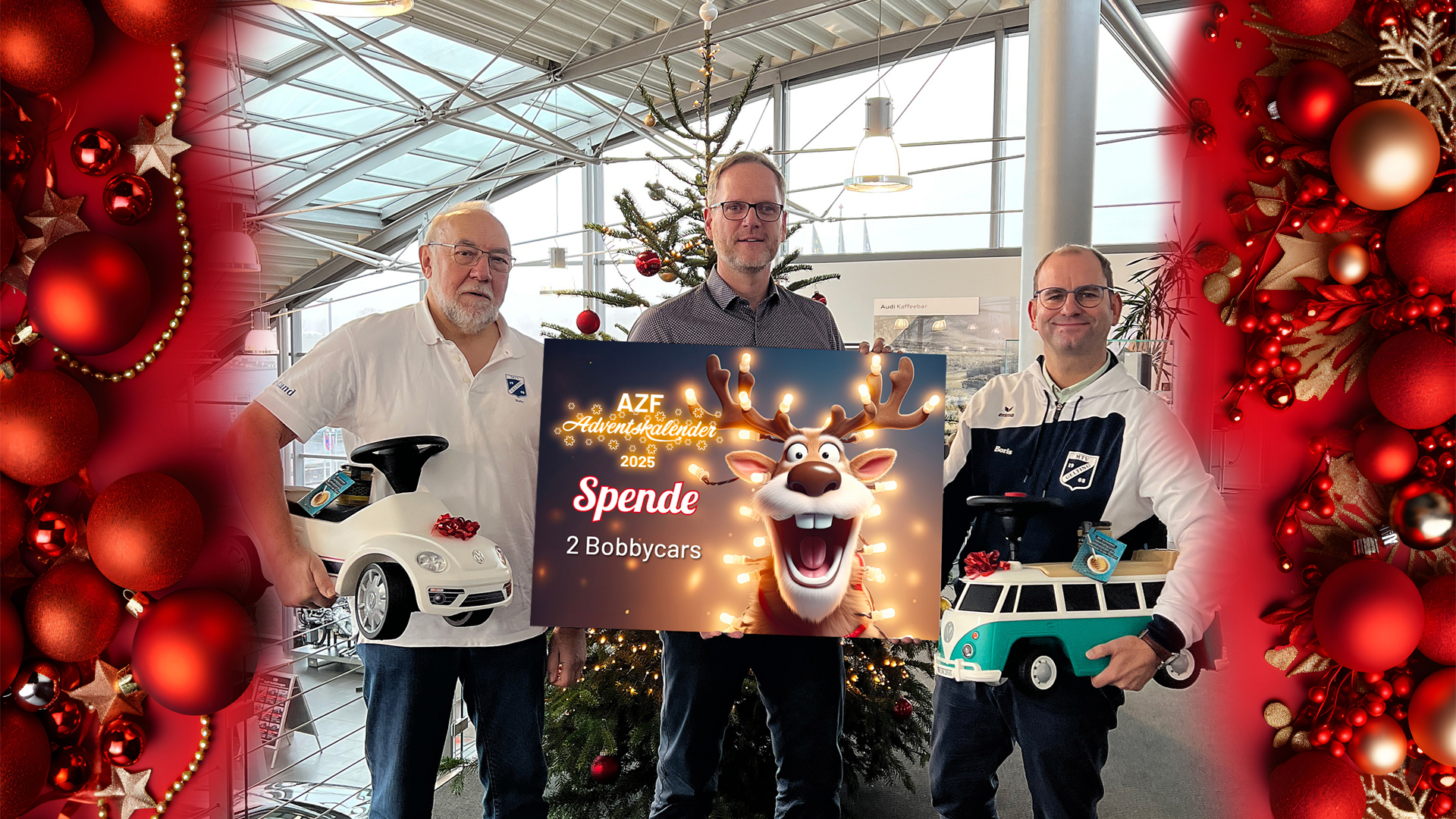 „Drei Personen stehen vor einem geschmückten Weihnachtsbaum in einem Autohaus. Zwei von ihnen halten Bobbycars, die dritte Person zeigt ein Schild mit einer Spendenankündigung. Das Bild ist links und rechts mit weihnachtlichen roten Ornamenten umrahmt