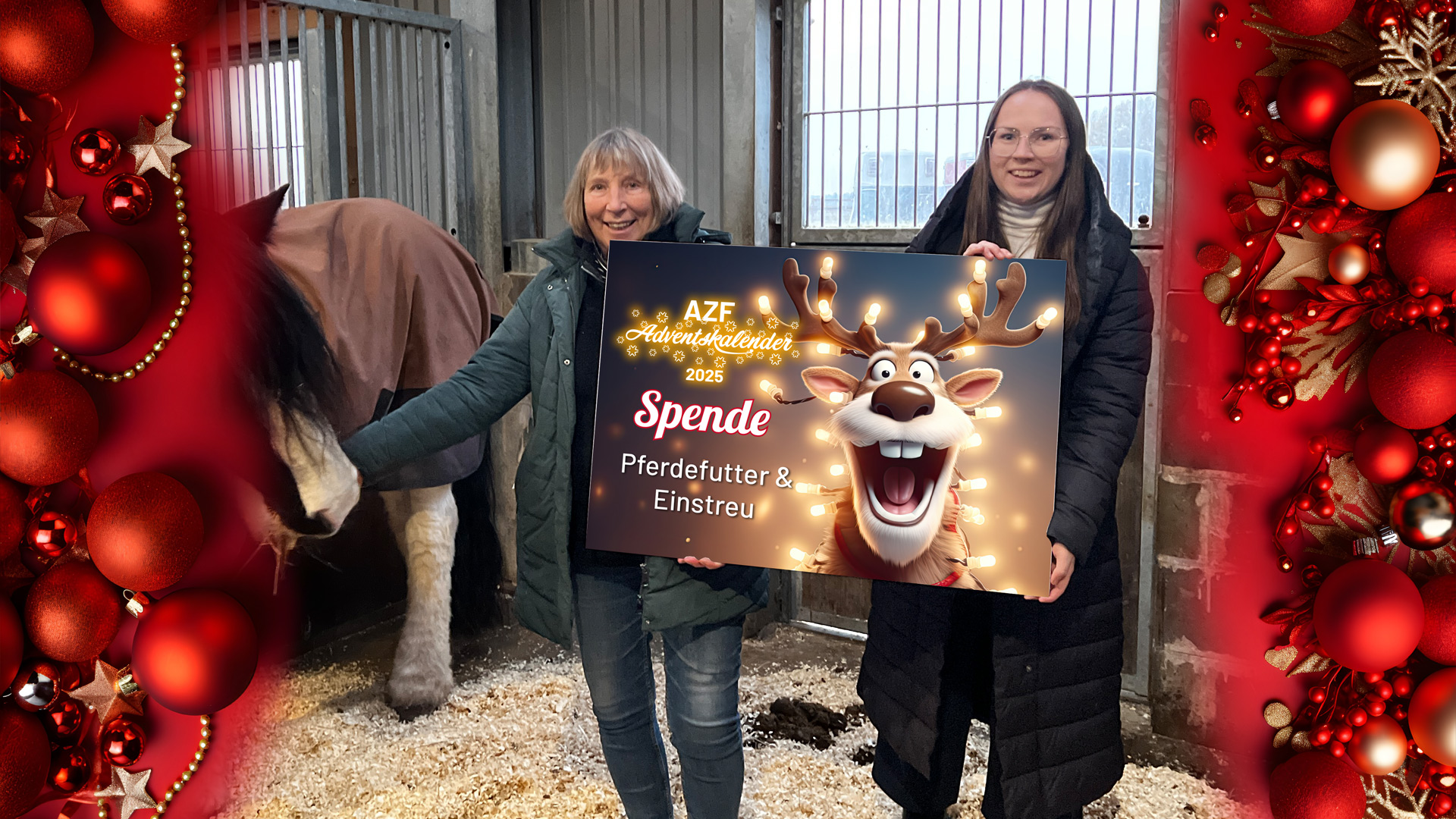 Zwei Menschen halten eine Spendentafel und stehen in einer Pferdebox neben ihnen steht ein Pferd