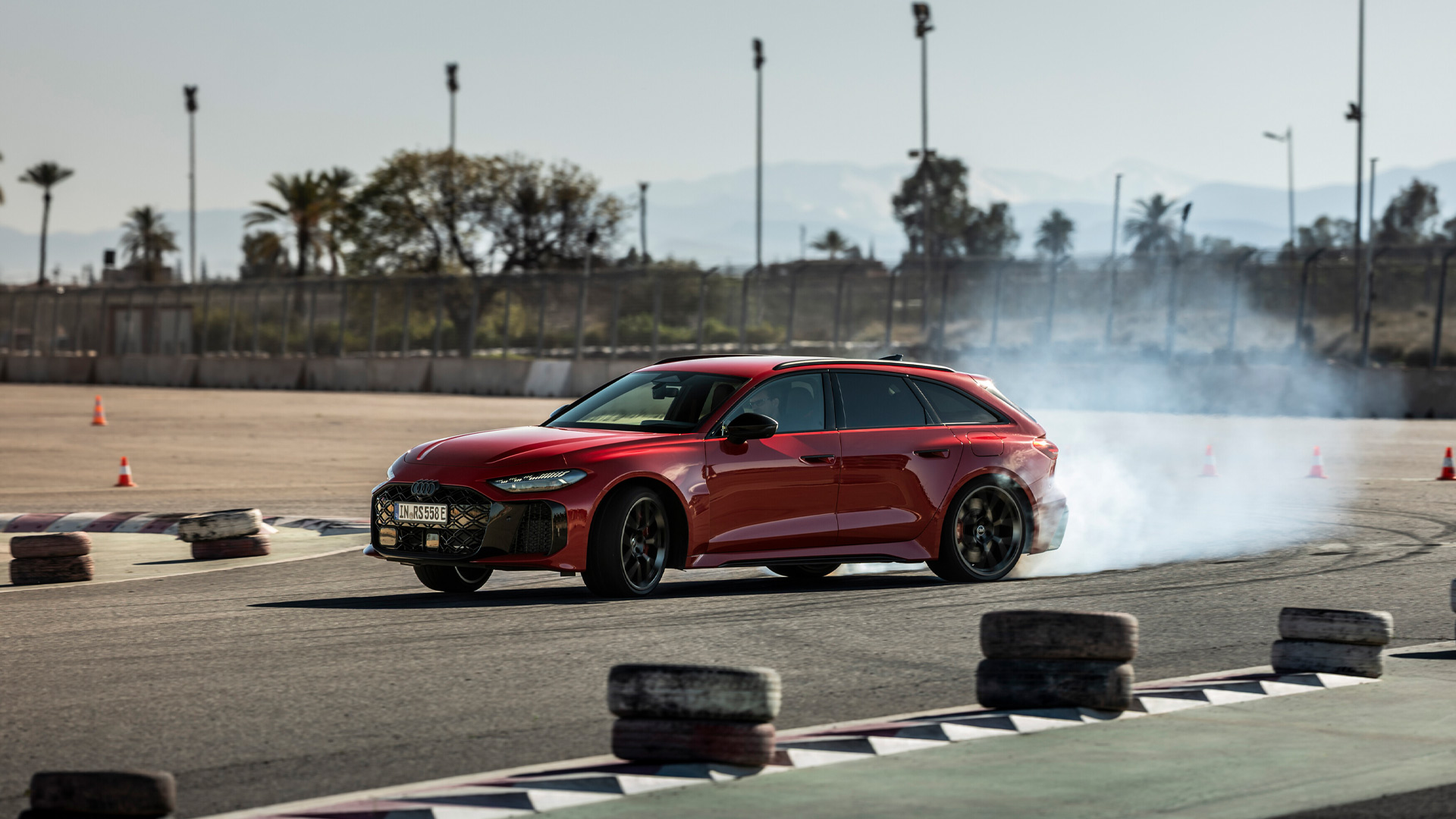 Der Audi RS 5 Avant in Progressivrot auf dem Handlingkurs in Marrakesch: Dynamische Drifts demonstrieren die präzise Momentenverteilung des Plug‑in‑Hybridantriebs.