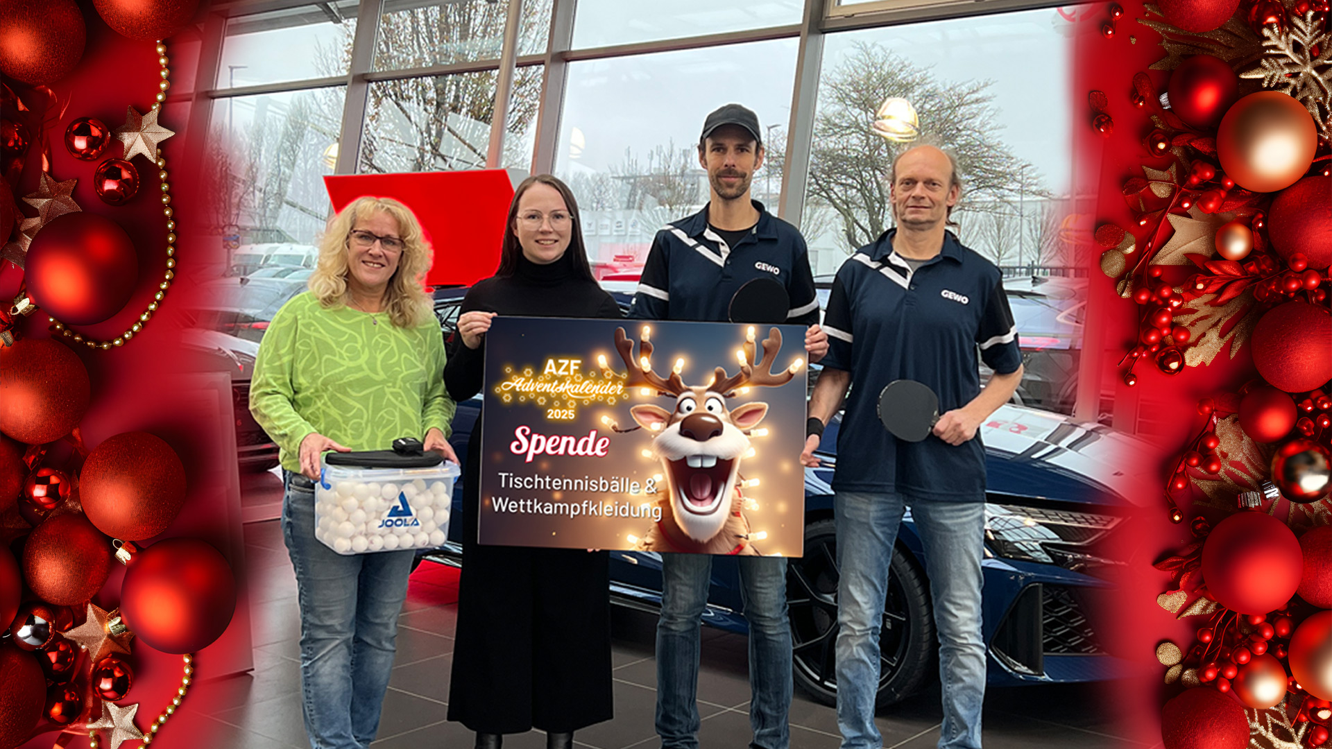 Vier Personen halten ein Spendenschold und Tischtennisschläger wie Bälle freuen sich, im Hintergrund befindet sich ein Autohaus