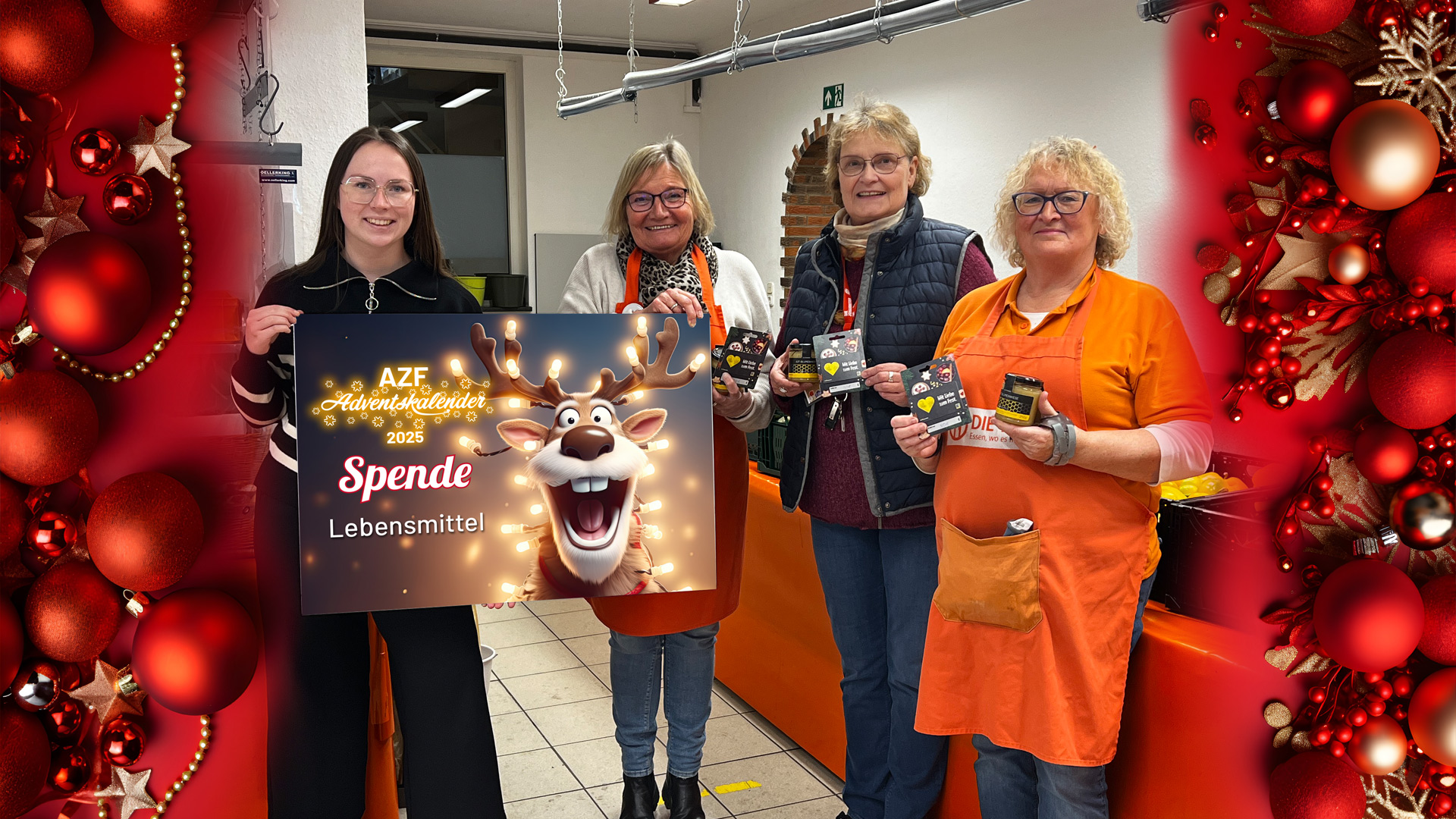 Drei Personen halten ein Spendentafel und Edeka Gutscheine, alle lachen in die Kamera im Hintergrund ist die Essensausgabe der Tafel zu sehen