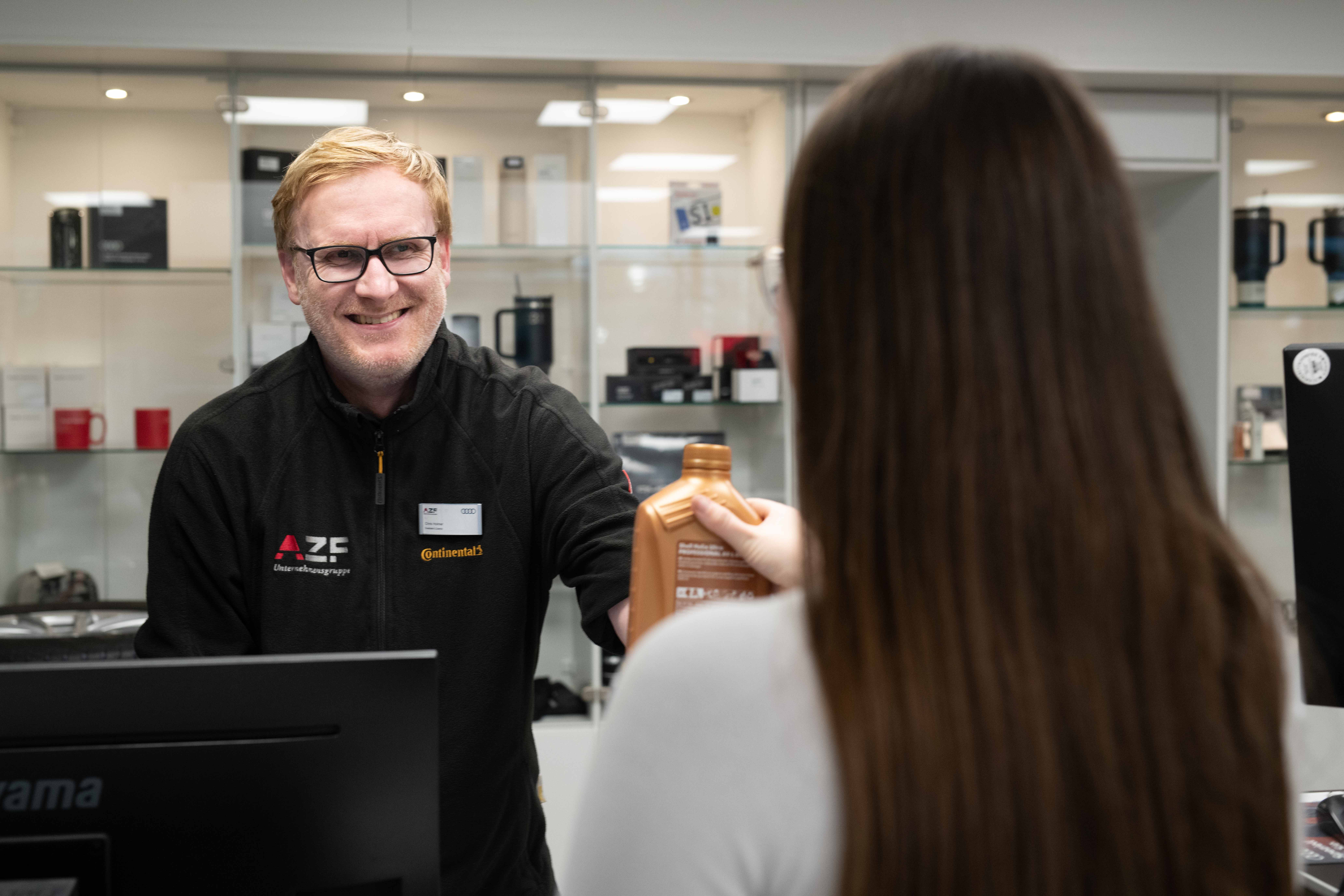 Chris Holmer in der Kundenberatung im Teiledienst