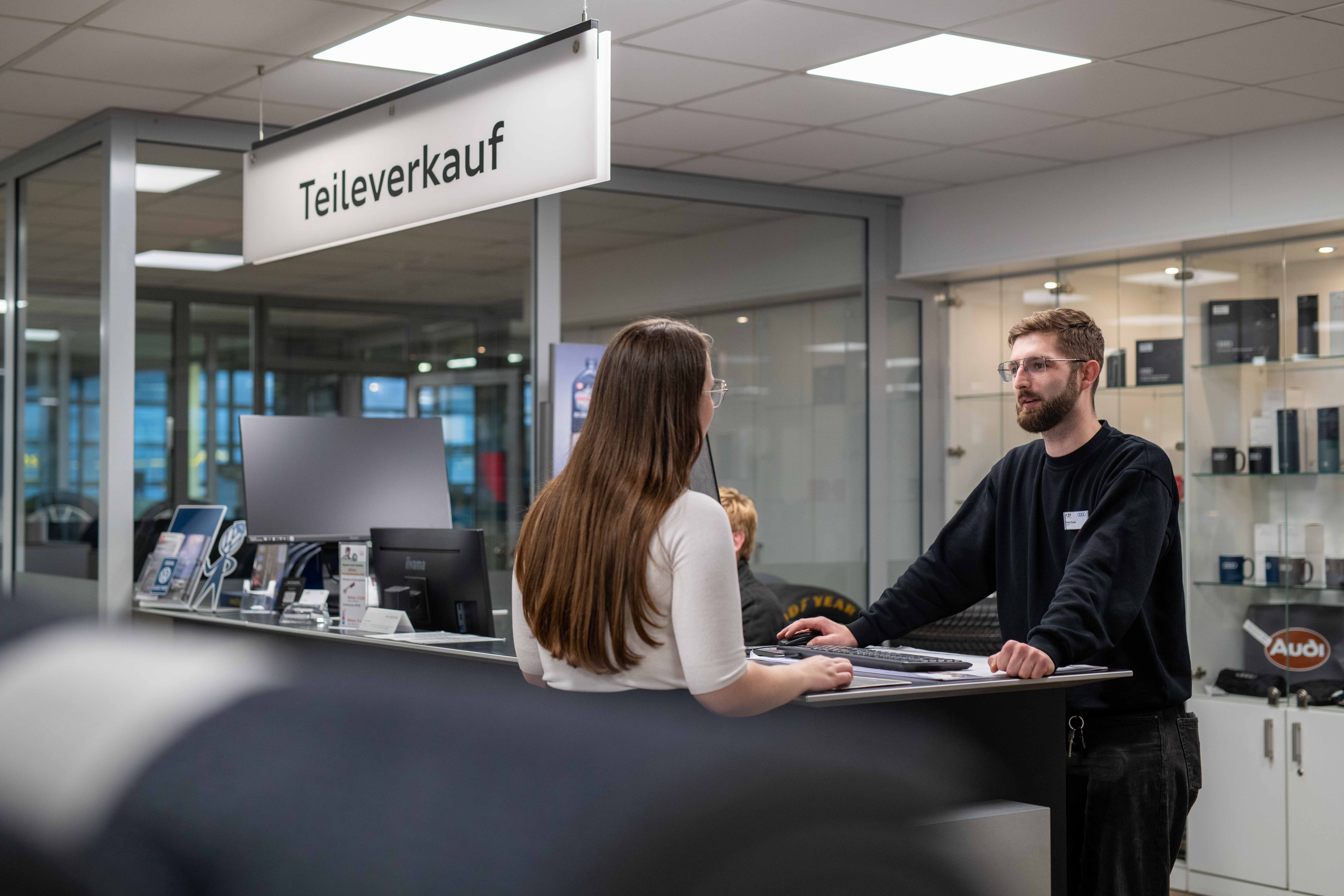 Lars Nielsen in der Kundenberatung im Teiledienst